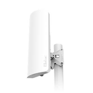 Antena sectorial integrada de 15dBi con 60° de apertura dual band  mANTBox 52 15s de MikroTik, modelo con 1 interfaz gigabit y 1 interfaz SFP